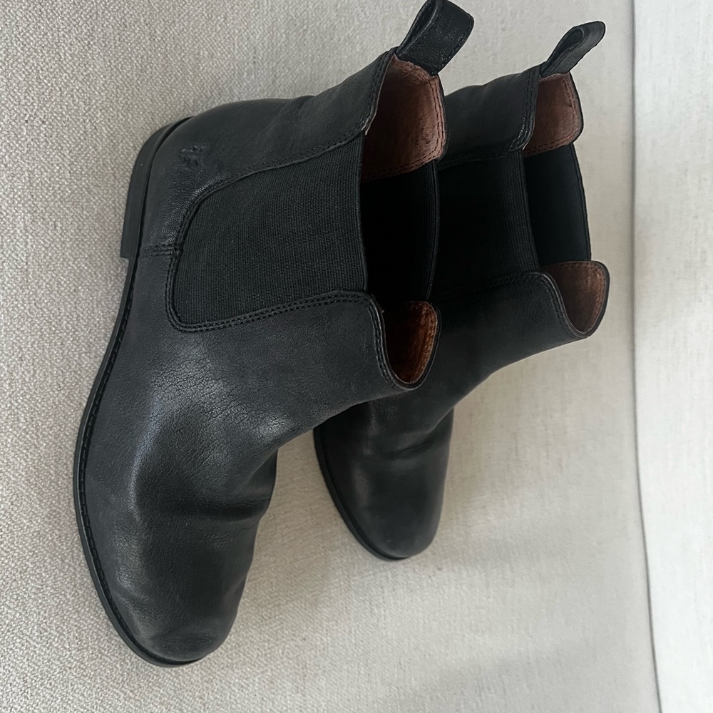 Like new Frye black leather ankle boots flat heel